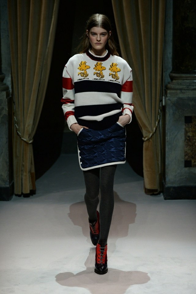 Krátka sukňa v modrom prešívanom svetri s textilnou potlačou od Fay motívy fay-sveter-z-vlny-s-deťmi