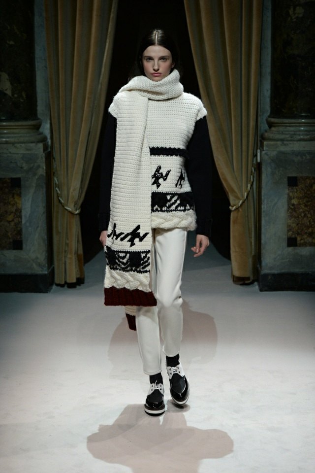 pletený šál biely nohavicový sveter s textilnou potlačou fay-sveter-vyrobený z úpletu-so šatkou