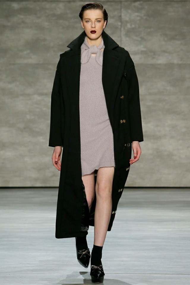 Tesárske dlhé kabáty v čiernych šatách taupe jeseň-2014-konfekcia-tesár-čierny kabát-dlhá-dlhá-blúzka-tunika