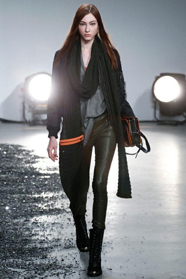 Optika koženého vzhľadu Treggings XL pletená šatka od Zadig Voltaire jeseň-2014-pripravené-na-nosenie-zadig-voltaire-treggings-zelená-šatka-pletené