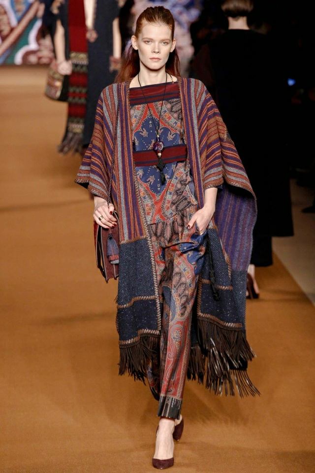 Šaty Pelerine so vzorovanými postavami bodkovanej látky z hodvábu a vlny etro-long-pelerine-vyrobené z vlny