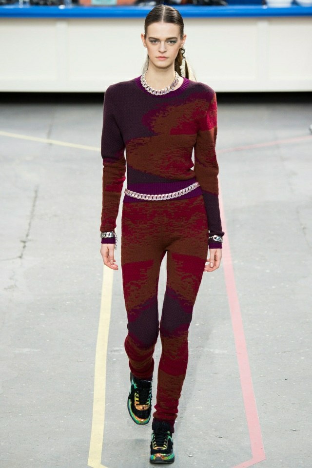 Módna prehliadka módnej prehliadky Chanel v supermarkete Prepojené farebné supermarketové kovové pásy Chanel