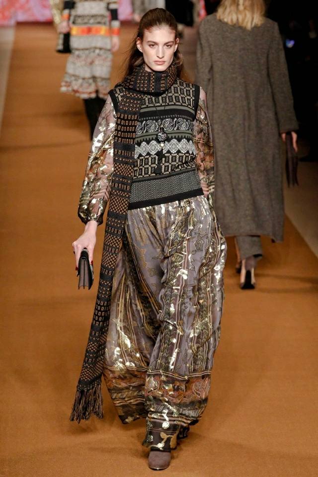 Móda jeseň-zima 2014/15 nádherné vzory návrhárska móda etro-dlhý-šál-vzorované-látky-zlaté-akcenty