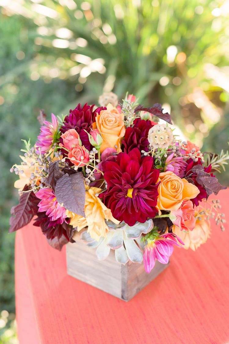 Jesenné dekorácie-nápady-jesenné kvety-červené-georgíny-oranžové-ruže