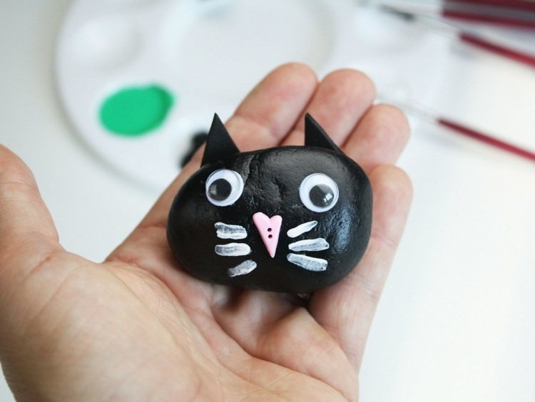 Nápad na Halloweensku dekoráciu s čiernou mačkou z kamienkov