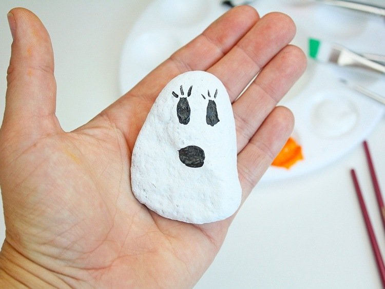 Namaľujte halloweenske kamene a vytvorte si vlastnú figúrku ducha