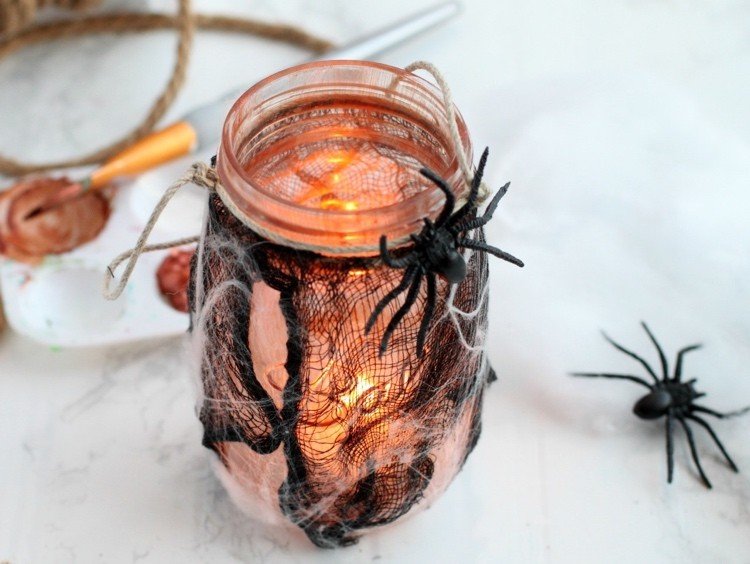 Halloween lampión s návodom na pohrávanie sa s pavúkmi