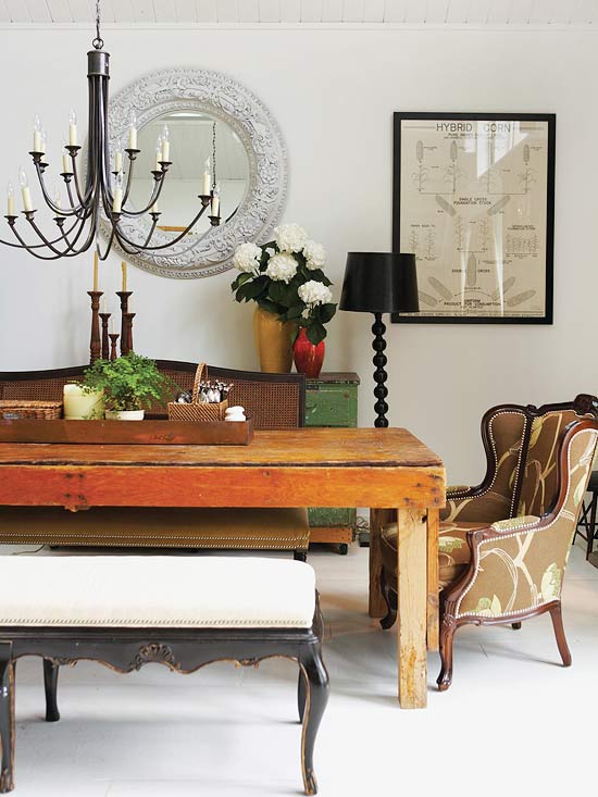jesenná dekorácia do interiéru starý nábytok medený podnos stôl z masívu jesenná dekorácia vo vnútri starého nábytku medený podnos z masívu