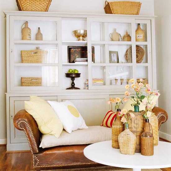 jesenná dekorácia do interiéru kožené košele na leňošky policové ruže stôl jesenná dekorácia vo vnútri kožené sedacie koše polička ružový stôl