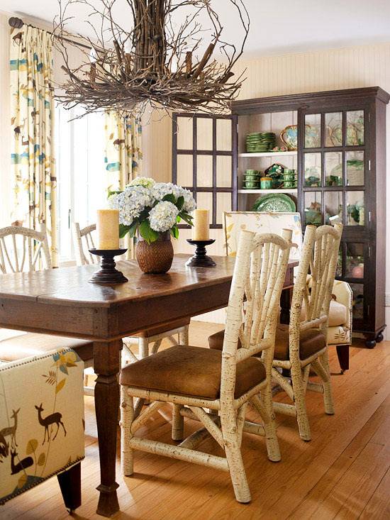 jesenná dekorácia do interiéru stoličky z brezového dreva lustre konáre jedáleň jesenná dekorácia izbové brezové drevené stoličky luster pobočky jedáleň