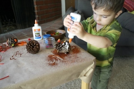 šišky robia jesenné dekorácie sami variácie nadšenie deti pomáhajú