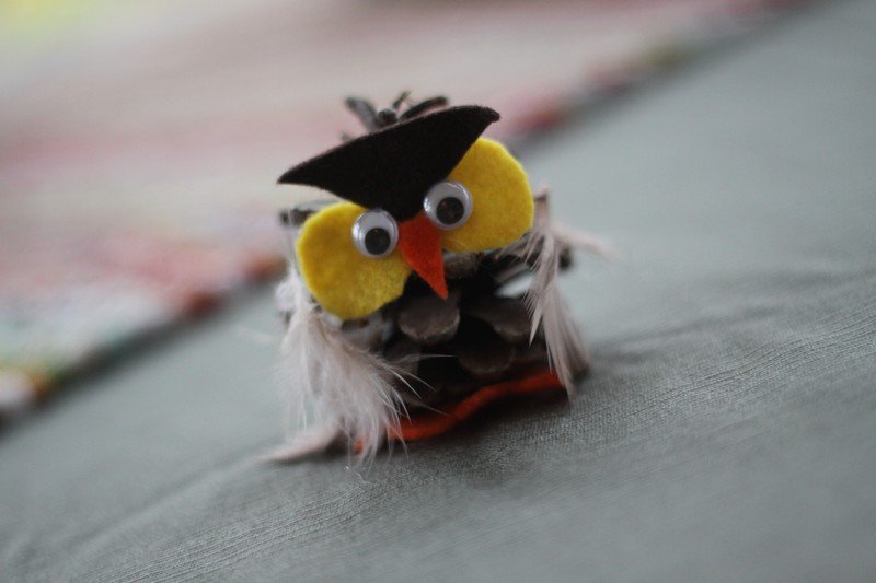 Vyrobte si jesenné dekorácie z borovicových šišiek sami - vyrobte si sovu Jesenná dekorácia-urob si sám-sova-plsť-šišky-s-deťmi