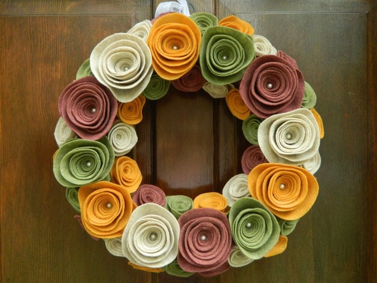 jesenný veniec-vyrobte si-plsť-ruže-perleťovo-hnedo-oranžovo-zeleno-krémovo-biela