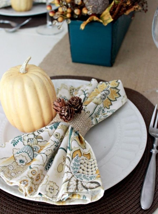 Ozdoby na stôl s obrúskami. Skladajte tekvice a šišky. Krúžok na obrúsok