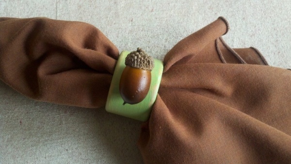 Ozdobte-žaluďmi-hnedým obrúskom-zeleným obrúskom