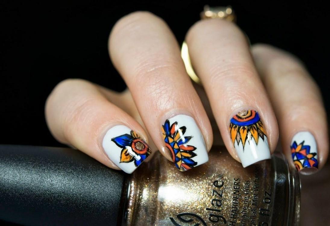 Jesenné vzory nechtov-farebné-bielo-modro-žlto-zlaté-trblietky