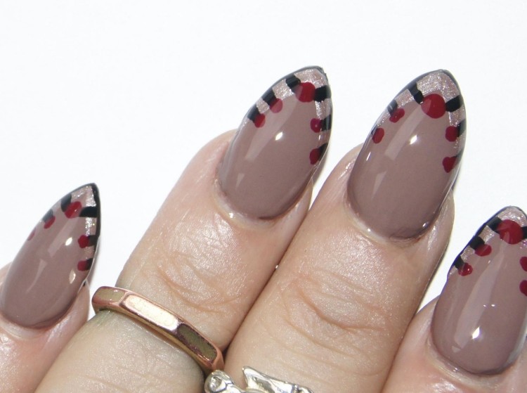 Jesenné vzory nechtov-mandľový tvar-hnedo zdobené-extravagantné-dlhé nechty