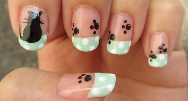 nápady na francúzsky dizajn nechtov so zelenými bodkami