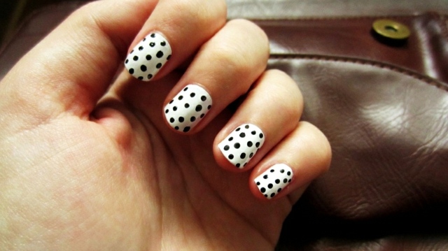 jesenné návrhy nechtov nápady čierne bodky biela farba pozadia