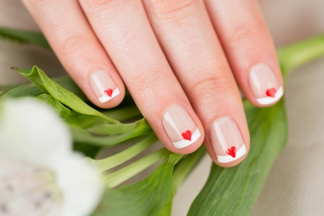 Srdce sa drží vzorového dizajnu nechtov