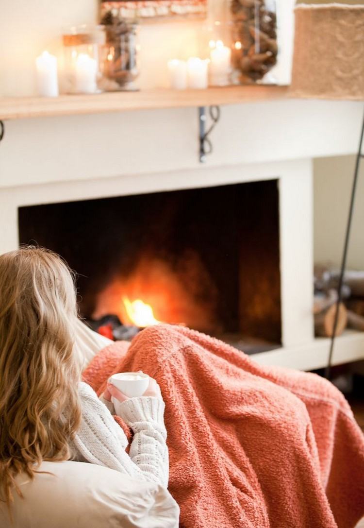 útulný oranžový prehoz na pohovku Nápady na jesennú výzdobu dom-mäkký-prehoz-oranžový