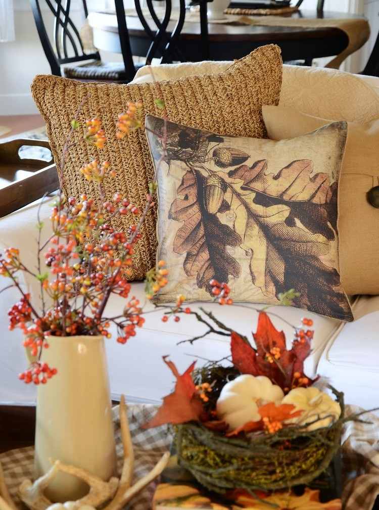 Motív dubových listov na vankúšoch pohovky Jesenné dekorácie-nápady-vankúše-pohovka-dubové listy-motívy