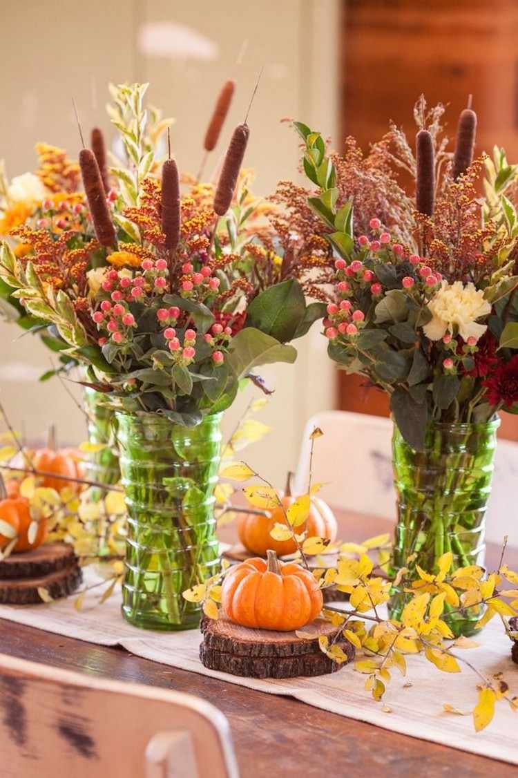 svieže kytice kvetov v zelených sklenených vázach na stole Jesenné-deko-nápady-isch-zelené-sklenené vázy-vetvičky-kuesbisse