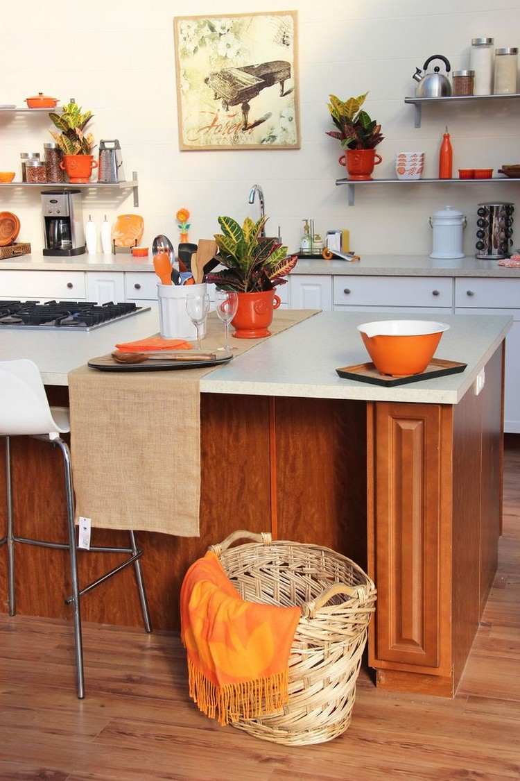 Pytlovina na stôl, pomarančový riad, košík a deka Jesenná dekorácia-nápady-kuchyňa-pomaranč-riad-košík-prikrývka-na-jutu-behúň