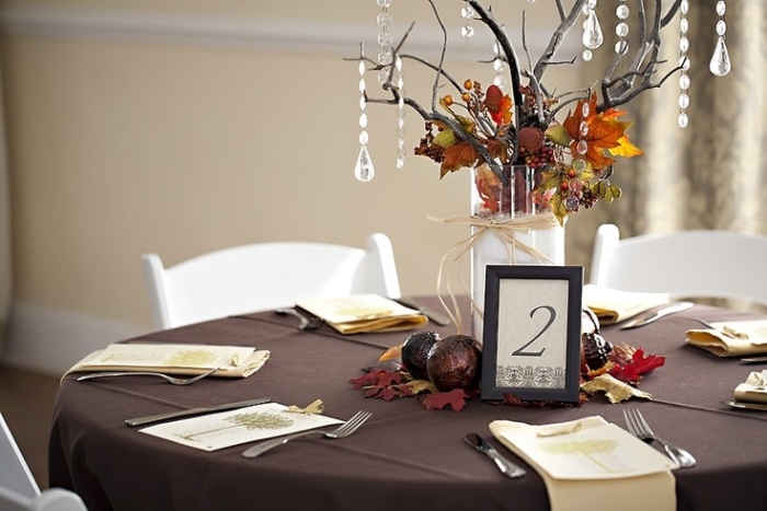 sviatočný stôl v jesennej kytici s dekoráciou z krištáľového skla sviatočný-stôl-na-jeseň-kytice-krištáľového skla-dekorácia