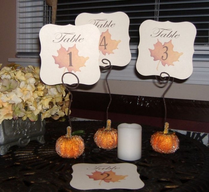 kovový stojan na karty na svadobnú výzdobu s jesennými materiálmi metal-place-card-stand-wedding-in-fall-zdobenie-nápady