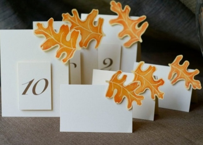 karty na slávnostné miesto na svadbu v jesennej výzdobe s jesenným lístím diy-sviatočné-miesto-karty-svadba-na-jeseň-prírodné-materiály-dekorácia