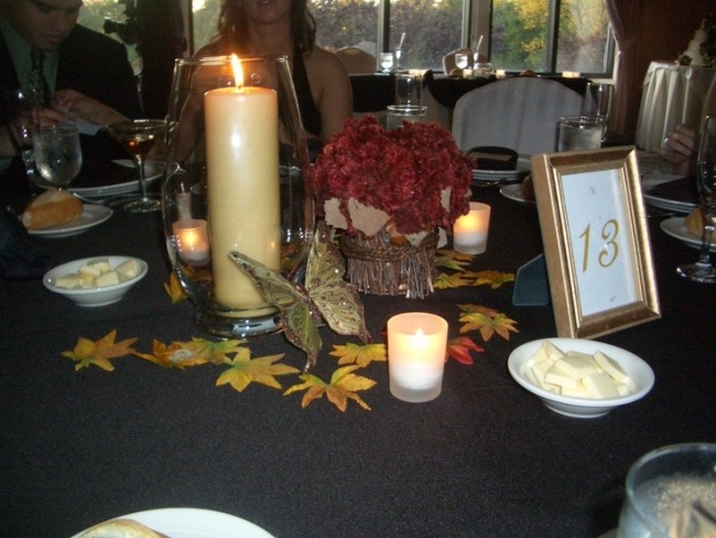 romanticky prestreté nápady na stôl na večeru pri sviečkach sviatocny-stol-na-jesen-stol-cislo-obraz-ram-cierny-strop