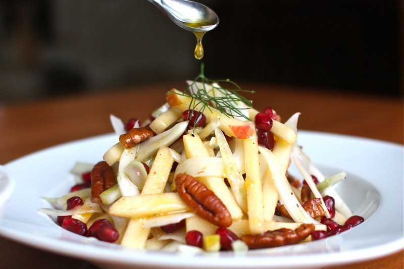 Jesenný šalát s jablkom, orieškami a vinaigrette Jesenný šalát-jablko-orechy pripravte rýchlo