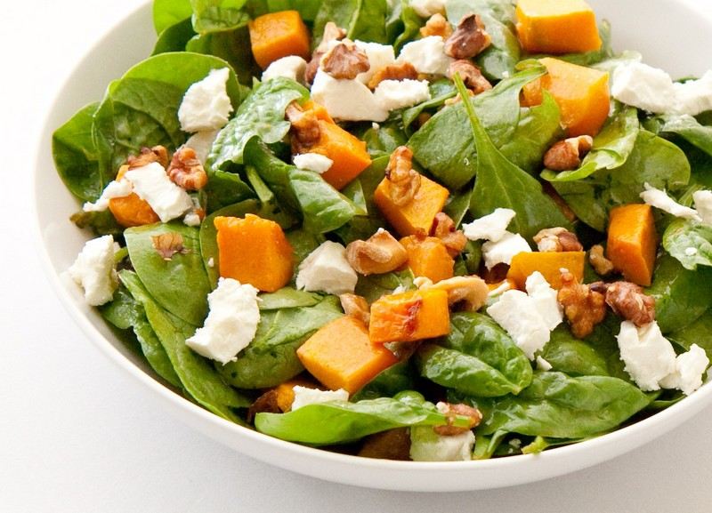 Pripravte si jesenný šalát so špenátom a tekvicou Jesenný šalátový tekvicový syr recept špenát