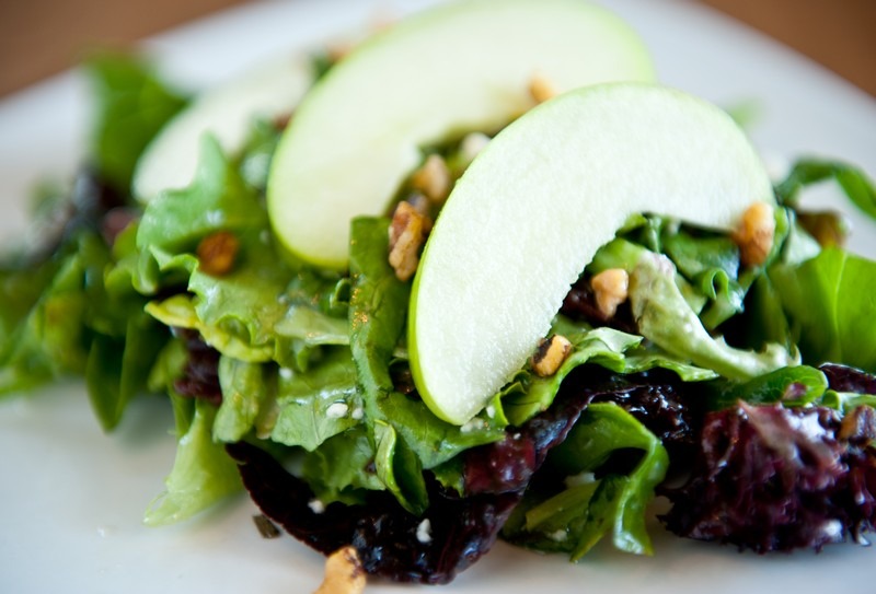 Pripravte si jesenný šalát so sezónnym ovocím a zeleninou Skombinujte jeseň-šalát-jablko-špenát-orechy