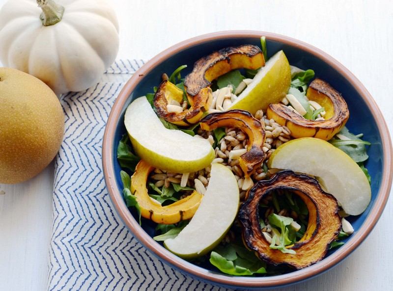 Pripravte si jesenný šalát s ryžou a hruškami Jeseň-šalát-hruška-raketa-divoká ryža-lahodný