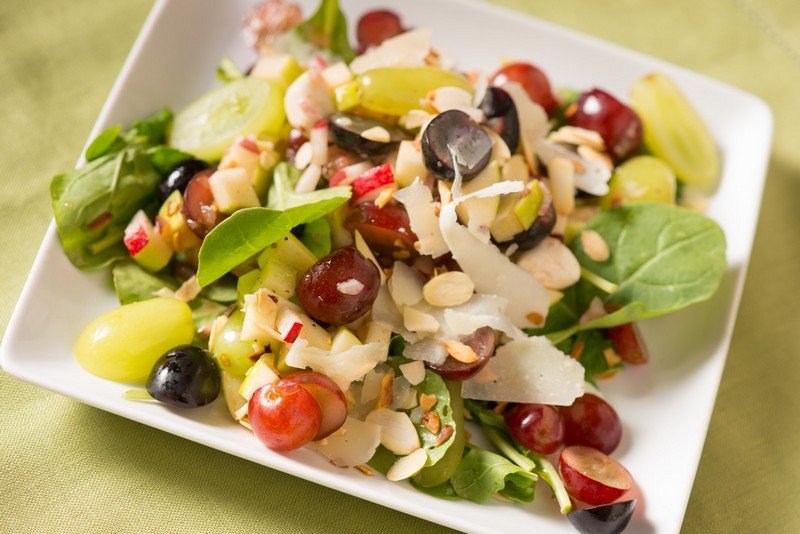Pripravte si pre vegánov jesenný šalát s hroznom Jesenný šalát, hrozno, parmezán, jablko a špenát