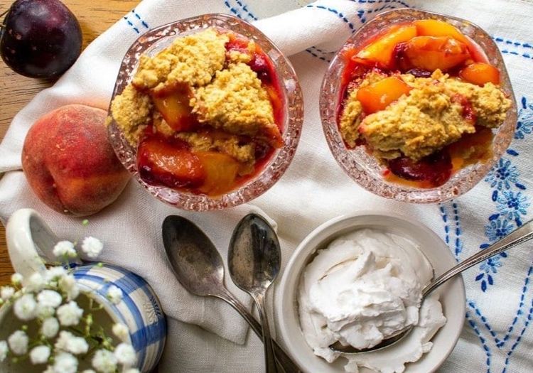 Slivkový dezert v pohári - ševec s broskyňou a kúskami cesta (2)