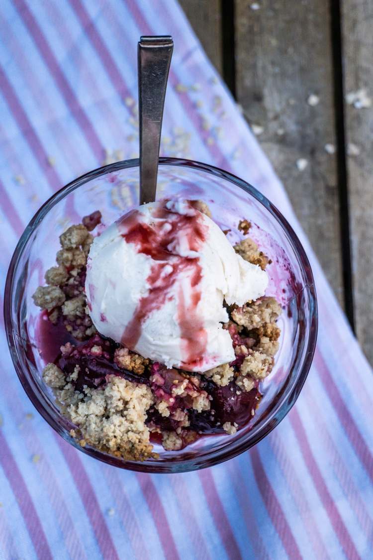 Drobenku podávajte so slivkou a zmrzlinou alebo jogurtom