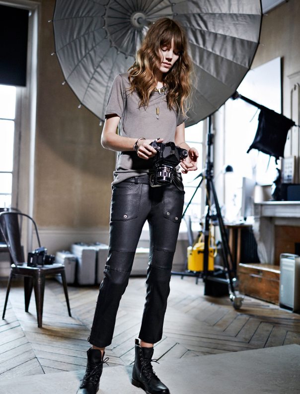 Tričko Lederhosen šedé členkové čižmy trendová jesenná móda sivé členkové topánky trendy jeseň módny outfit sezóna2014