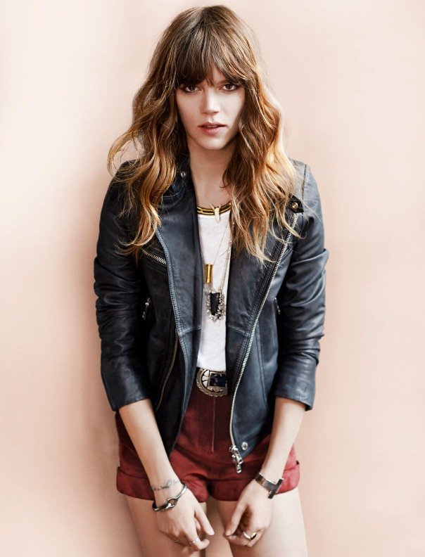 Kožená bunda biele tričko červené krátke dámske nohavice opasok kožený čierny