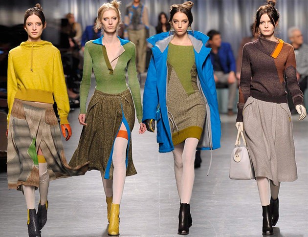 modrý kabát pletený tovar zelená blúzka sukne po kolená