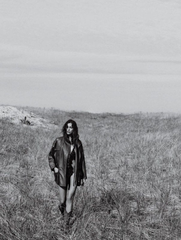 Kožená bunda lemovaná dlhým jesenným módnym outfitom moderne Okrajové dlhé jesenné módne oblečenie moderné fotenie Irina Shayk