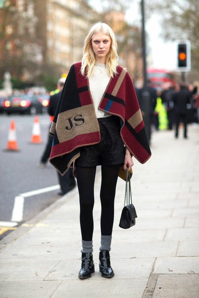 Trendy jesennej módy 2014 Noste pončo cez legíny