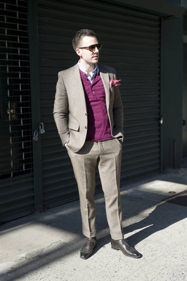 Šedý oblek kombinovaný s bobuľovou košeľou pánska biznis móda berry košeľa sivý oblek