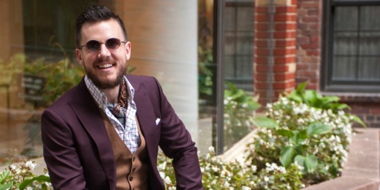 Pánska biznis móda v jesenných farbách pánska obchodná módna bunda bordová vesta slnečné okuliare