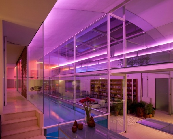 obývacia izba s fialovým osvetlením