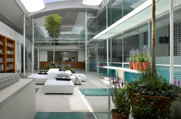 moderný dom s dizajnom dvora