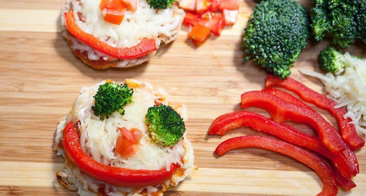 vegetariánske slané muffiny so zeleninou výdatné-muffiny-pečenie-pizza-zelenina-kunder-chutné