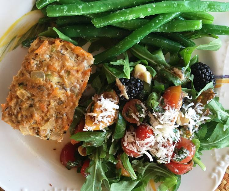 Výdatné muffiny a šalát ako chutný a zdravý predkrm Výdatné muffiny -pečie-zdravá-výživa-prstové jedlo-šalát